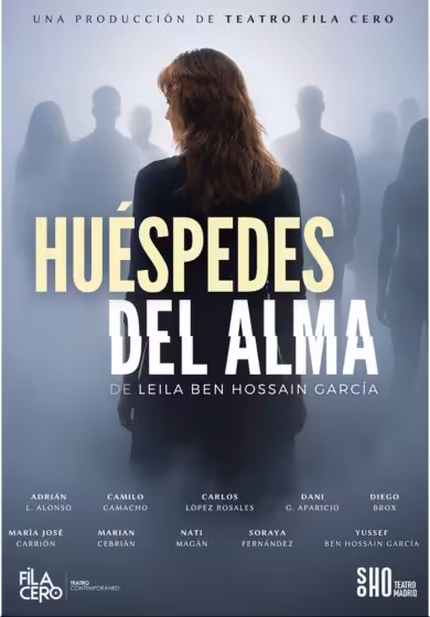 Cartel de Huéspedes del alma: una mujer de espaldas rodeada de siluetas entre la niebla.